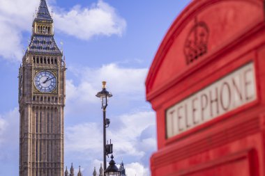 Big Ben ikonik kırmızı İngiliz telefon kutusu güneşli bir öğleden sonra mavi gökyüzü ve bulutlar - Londra, İngiltere