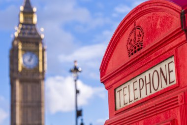 Güneşli bir öğleden sonra mavi gökyüzü ve bulutlar - Londra, İngiltere ile arka plan, Big Ben kutusuyla klasik kırmızı İngiliz telefon