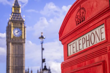 Güneşli bir öğleden sonra mavi gökyüzü ve bulutlar - Londra, İngiltere ile arka plan, Big Ben kutusuyla klasik kırmızı İngiliz telefon