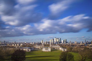 Londra'nın Ulusal Denizcilik Müzesi ve Canary Wharf, önde gelen iş bölgesinde Londra, bulutlar - Londra, İngiltere ile güzel bir güneşli gün Greenwich Parkı'ndan alınan ünlü gökdelenler