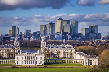 Londra'nın Ulusal Denizcilik Müzesi ve Canary Wharf, Londra önde gelen iş bölgesinde, ünlü gökdelenler