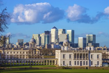 Canary Wharf ve Londra'nın ulusal Maritime Greenwich Parkı'ndan mavi gökyüzü ve bulutlar - Londra, İngiltere'de güneşli bir günde alınan Müzesi ünlü gökdelenleri