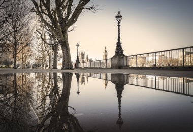 Big Ben'e ve Parlamento sabahın erken saatlerinde ağaçlar ve açık mavi gökyüzü - Vintage sürümü - Londra, İngiltere Thames Nehri'nin güney Bankadan alınan yansımalar