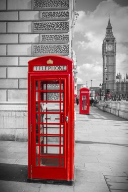 Güneşli bir öğleden sonra üzerinde - siyah ve beyaz kutu Big Ben ile ikonik kırmızı İngiliz telefon