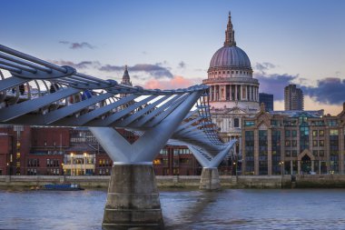 Londra, İngiltere - Millennium Köprüsü ile açık mavi gökyüzü ile gün batımında St.Paul 's Cathedral