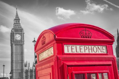 Güneşli bir öğleden sonra mavi gökyüzü - siyah ve beyaz ile Big Ben kutusuyla ikonik kırmızı İngiliz telefon