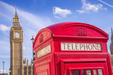 Geleneksel kırmızı İngiliz Big Ben kutusuyla güneşli bir öğleden sonra telefon.