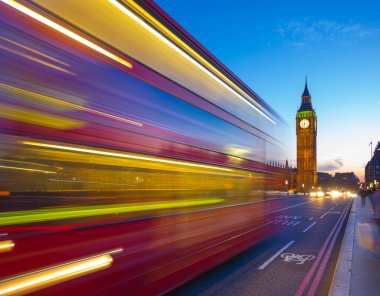 Londra, İngiltere - mavi saatte hareketli arka plan, Big Ben ile ikonik kırmızı Çift katlı otobüs