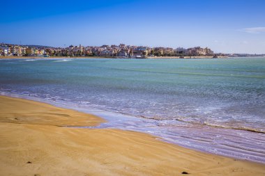 Pozzallo beach, Sicilya - açık mavi gökyüzü ile cankurtaran Kulesi - İtalya
