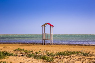 Pozzallo beach, Sicilya - açık mavi gökyüzü ile cankurtaran Kulesi - İtalya