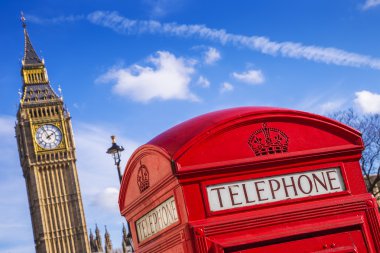 Güneşli bir öğleden sonra mavi gökyüzü - Londra, İngiltere ile Big Ben kutusuyla eski kırmızı İngiliz telefon