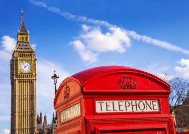 Güneşli bir öğleden sonra mavi gökyüzü - Londra, İngiltere ile Big Ben kutusuyla geleneksel kırmızı İngiliz telefon