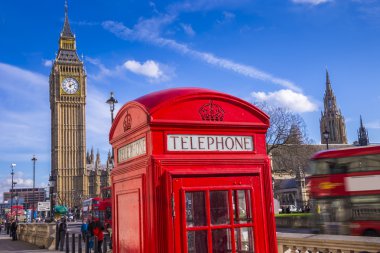 Güneşli bir öğleden sonra mavi gökyüzü - Londra, İngiltere ile Big Ben kutusuyla ikonik kırmızı İngiliz telefon