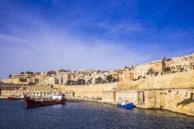 Malta - Valletta ve liman gemi sabah ile antik duvarlar