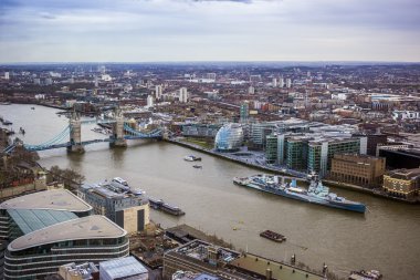 Londra, İngiltere - Londra Tower Bridge, Belediye Binası, Thames Nehri ve Hms Belfast dahil olmak üzere havadan görünümü