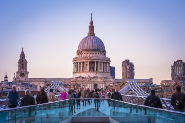 Londra, İngiltere - St.Paul 's Katedrali ve gün batımında yürüyüş Londralılar ile Millennium Köprüsü