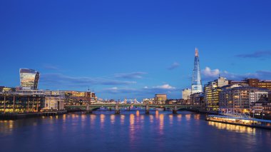Londra'nın manzarası görünümüyle ünlü gökdelenler ve Tower Bridge, Millennium Köprüsü'nden vurdu