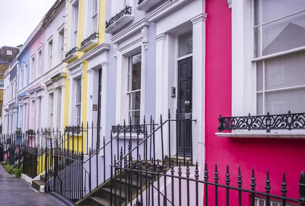 Maisons colorées typiques du quartier de Notting Hill près de la route Portobello - Londres, Royaume-Uni — Photo