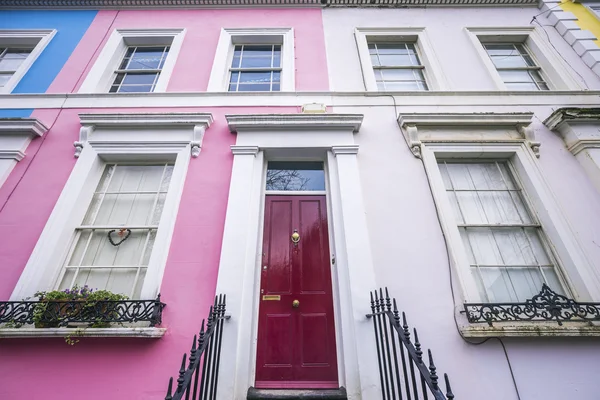 Traditionelle farbenfrohe Backsteinhäuser des Notting Hill District in der Nähe der Portobello Road - London, — Stockfoto