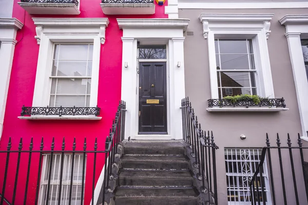 Vörös és szürke festett tipikus színes tégla családi házak, a Notting Hill kerületében, közel a Portobello road - London, Egyesült Királyság — Stock Fotó