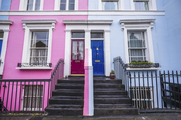 Rosa und blau typische bunte Häuser und Treppen von Notting Hill District, in der Nähe der Portobello Road in London, Großbritannien — Stockfoto