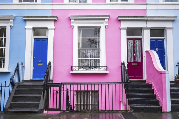 Pink and blue traditional colorful houses and stairs at Notting Hill district, near Portobello road in London, UK — Stock Photo, Image