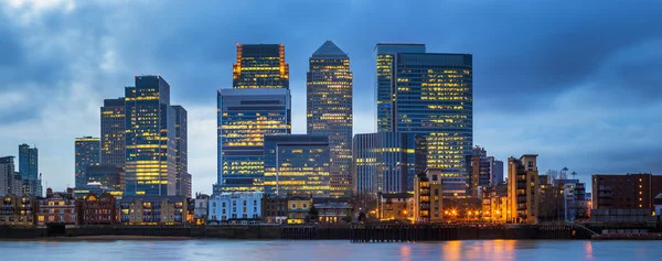 Canary Wharf, hlavní finanční londýnské čtvrti na magická hodina - Londýn, Velká Británie — Stock fotografie