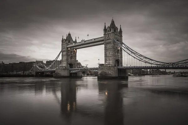 Die weltberühmte turmbrücke am morgen - vintage version - london, uk — Stockfoto