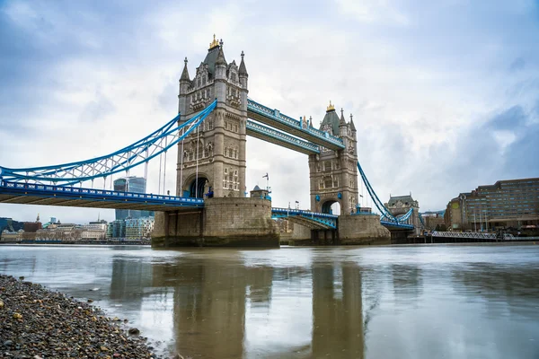 A mundialmente famosa Tower Bridge pela manhã - Londres, Reino Unido — Fotografia de Stock