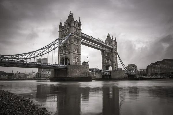 El emblemático Tower Bridge por la mañana - versión vintage - Londres, Reino Unido — Foto de Stock