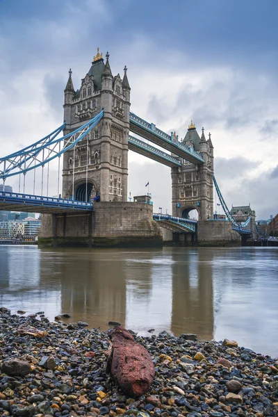 El emblemático Tower Bridge por la mañana con roca roja - Londres, Reino Unido — Foto de Stock