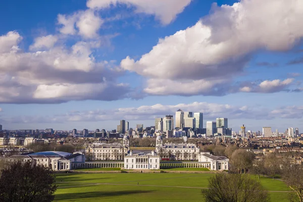 Londra'nın Ulusal Denizcilik Müzesi ve Canary Wharf, önde gelen iş bölgesinde Londra, bulutlar - Londra, İngiltere ile güzel bir güneşli gün Greenwich Parkı'ndan alınan ünlü gökdelenler