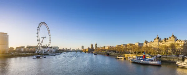 Vue panoramique de Londres au lever du soleil avec des monuments — Photo