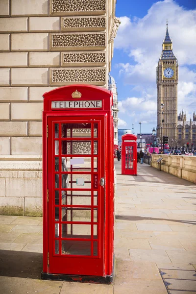 Ikonikus piros brit telefon doboz-val Big Ben egy napsütéses délutánon — Stock Fotó