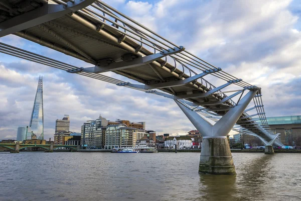 Мост Тысячелетия на реке Темс с красивым голубым небом и облаками, небоскребом и музеем на заднем плане - Лондон, Великобритания — стоковое фото