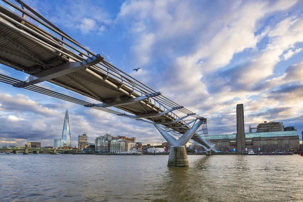 Most Milenijny na rzece Tamizie, z piękne błękitne niebo i chmury, Shard i Muzeum w tle - Londyn, London, Wielka Brytania — Zdjęcie stockowe