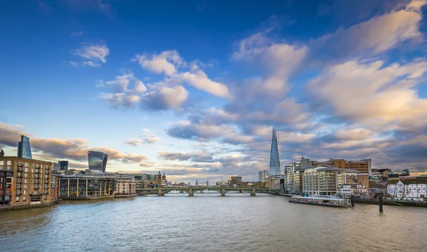 Londra'nın manzarası görünümüyle ünlü gökdelenler ve Tower Bridge, Millennium Köprüsü'nden vurdu — Stok fotoğraf