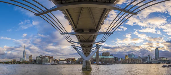 Skyline panorámico tomado bajo el Puente del Milenio al atardecer con hermoso cielo y nubes - Londres, Reino Unido — Foto de Stock