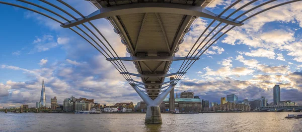 Günbatımı güzel gökyüzü ve bulutlar - Londra, İngiltere, Millennium Köprüsü altında alınan panoramik manzarası — Stok fotoğraf