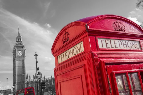 Знакових червоний британський телефон коробку з Біг-Бен у сонячний день з Синє небо - чорний & білий — стокове фото