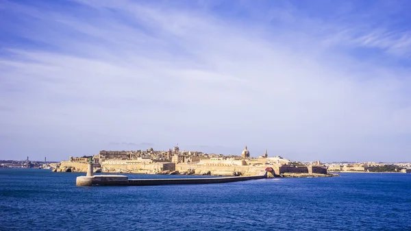 Valletta, Malta - velho Farol e ponte Breakwater de manhã com céu azul — Fotografia de Stock