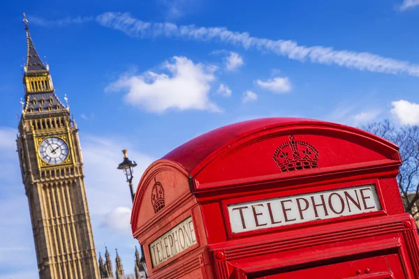 Gammal röd brittiska telefon låda med Big Ben på en solig eftermiddag med blå himmel - London, Uk — Stockfoto