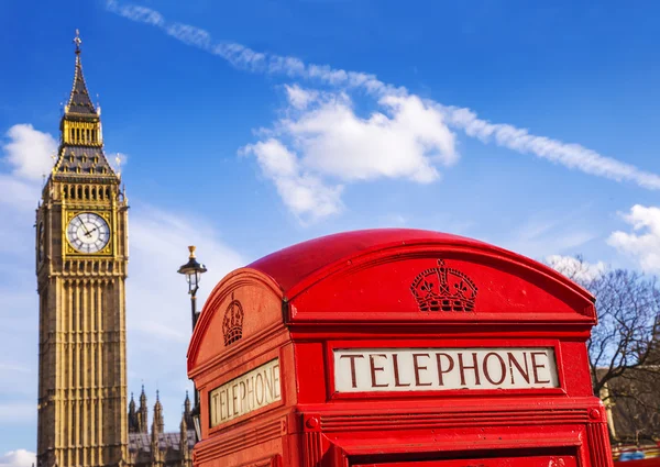 Традиційний червоний британський телефон коробку з Біг-Бен у сонячний день з Синє небо - Лондон, Великобританія — стокове фото