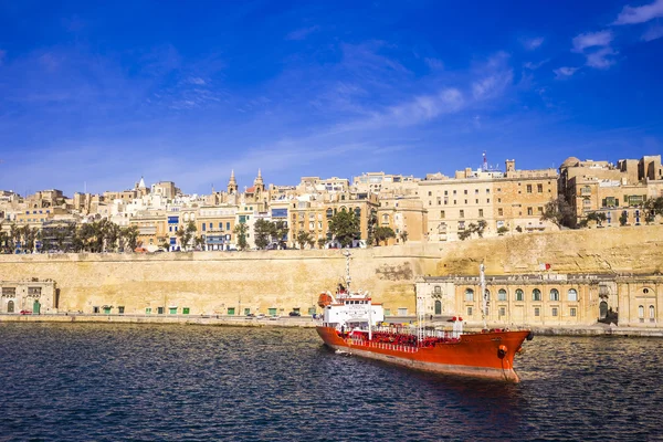 Μάλτα - η αρχαία πόλη Βαλέτα με πλοίο και σαφή μπλε ουρανό — Φωτογραφία Αρχείου