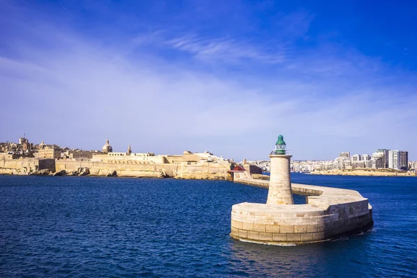 Valletta, Malta - gamla fyren och vågbrytaren överbrygga på morgonen med blå himmel — Stockfoto