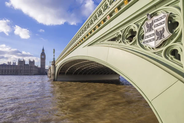 Londres, Inglaterra - Westminster Bridge e Big Ben em um dia ensolarado — Fotografia de Stock