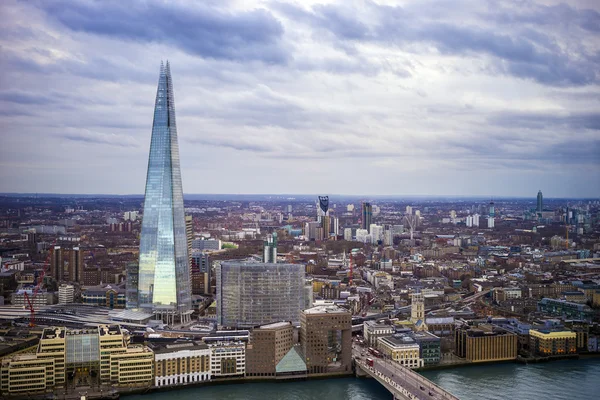 London, England - Skyline of South London med skärvan tower, London Bridge, floden Themsen - Storbritannien — Stockfoto