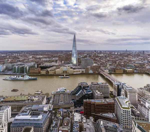 Londres, Angleterre - Vue aérienne de Londres, y compris la tour Shard, la Tamise, le HMS Belfast et le London Bridge — Photo