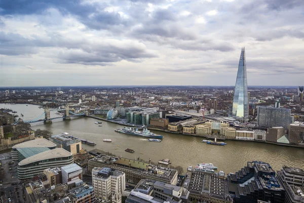 Англия, Великобритания - Skyline view of London with Shard building, Tower Bridge, HMS Belfast and other famous planets — стоковое фото