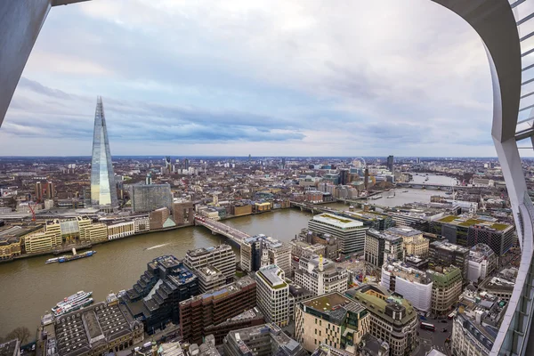 Londra. England - Sky Garden'ın teras ile Thames Nehri ve "Shard" gökdelen tepesinden panoramik manzarası görünümü — Stok fotoğraf